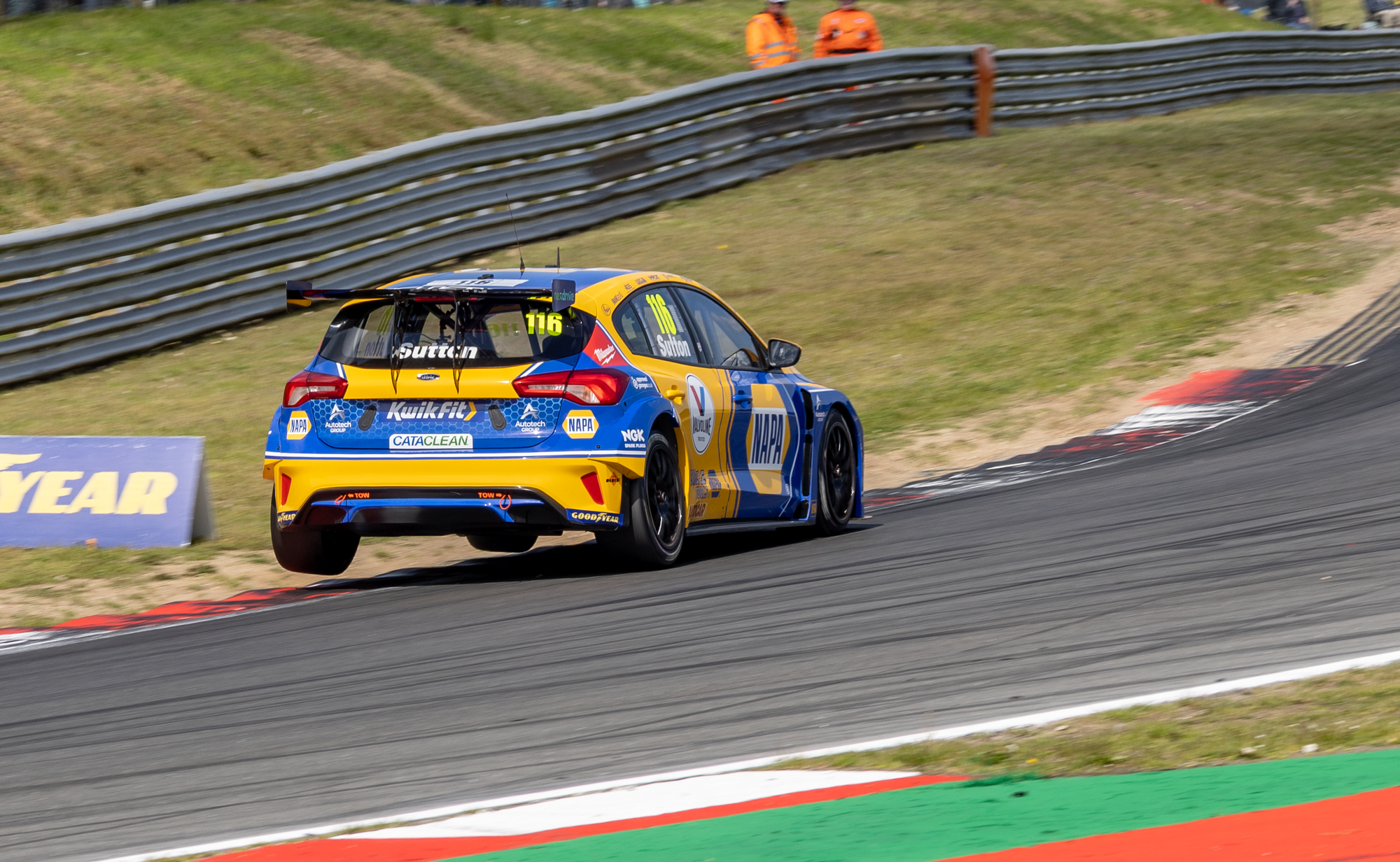 MOUNTUNE-POWERED SUTTON MAKES HISTORY AT SNETTERTON - mountune