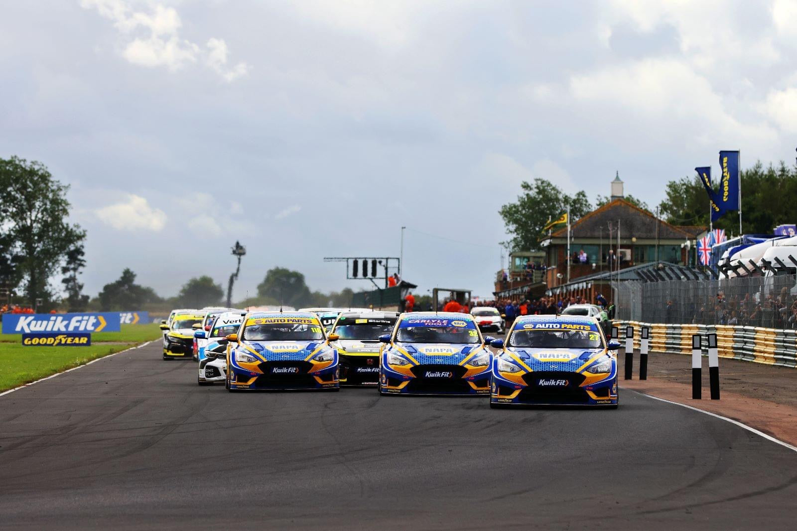 MOUNTUNE-POWERED NAPA BTCC LOCK-OUT AT CROFT